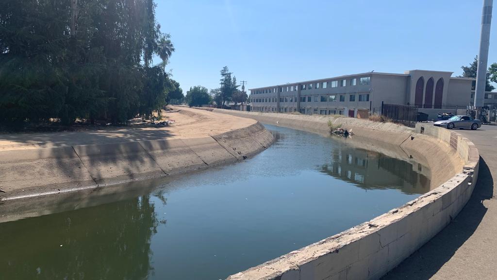Localizan el cadáver de un hombre flotando en canal de Blackstone Avenue y Fedora Avenue en Fresno | Univision 21 Fresno KFTV - Vimarsana News
